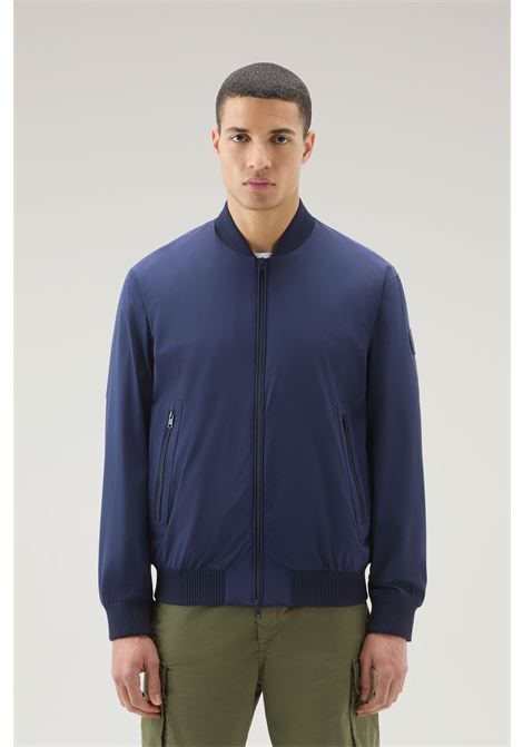 Bomber in nylon elasticizzato con finitura opaca WOOLRICH | Bomber | CFWOOU0893MRUT310731108