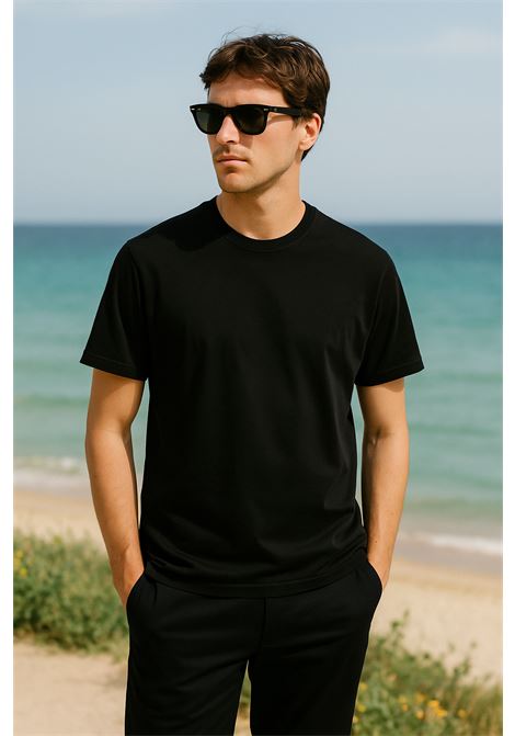 Essential and decisive, the black Grifoni T-shirt is a must-have for clean, versatile style. GRIFONI |  | 180001/54003