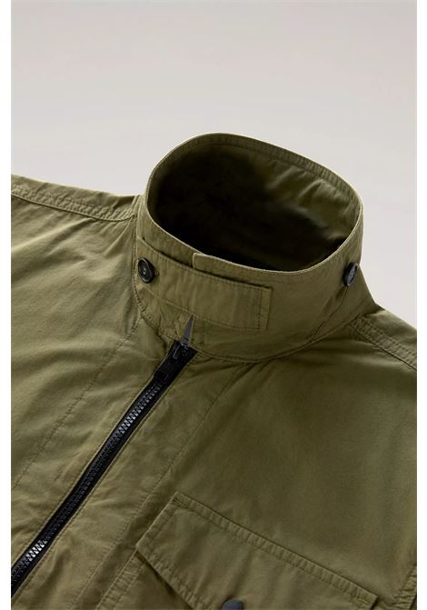 Giacca a camicia tinta in capo in puro cotone WOOLRICH | Giubbini | CFWOOS0113MRUT36656178